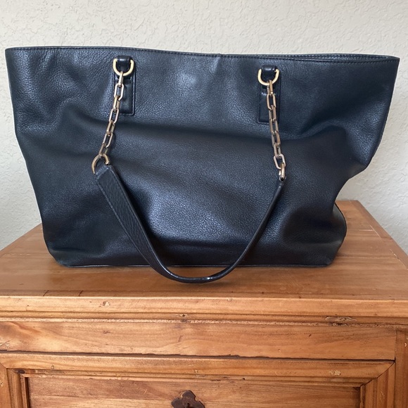 Tory Burch Black Leather Mercer Tote with Turn Lock Closure 🔥SALE🔥 - Picture 3 of 8